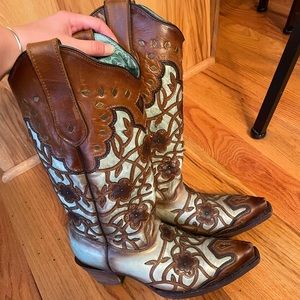 Womens Corral snip toe cowboy boots, size 9